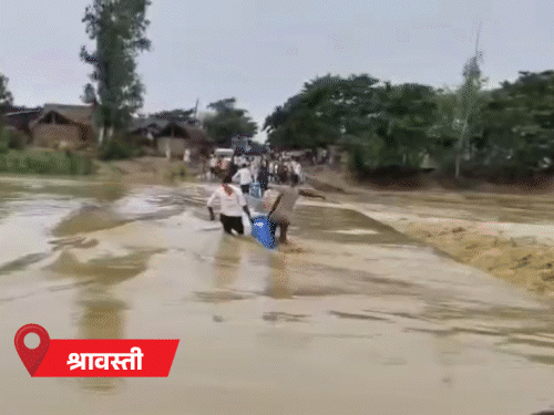 यूपी में मानसून की एंट्री, मेरठ में एक घंटे बारिश:सड़कें तालाब बनीं, सांसद के घर के बाहर भरा पानी; श्रावस्ती में नेपाली नाले में बाढ़