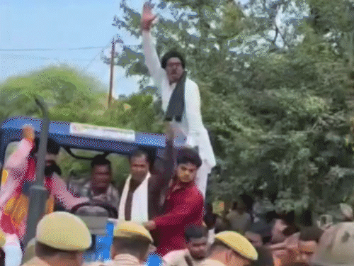 UGC के विरोध में 1200 युवक सड़क पर उतरे, अफरातफरी:आगरा में 100 ट्रैक्टर से पहुंचे, पुलिस से रोका तो भिड़ गए; हाईवे पर हनुमान चालीसा पढ़ी