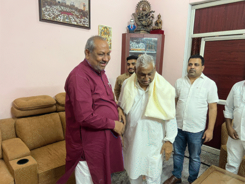 मंत्री निषाद नेता प्रतिपक्ष से मिले, क्या पाला बदलेंगे?:कहा- भाजपा दरवाजा बंद करेंगी तो सोचेंगे, जो निषादों के साथ, हम उसके साथ रहेंगे