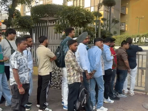 नोएडा में iPhone-18 के लिए लंबी लाइन, मॉल में भीड़:पंजाब से आया खरीदार बोला- सुबह से लाइन में लगा, तब नंबर आया; 2 Pro Max खरीदे
